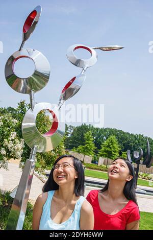 Auburn University Alabama, Jule Collins Smith Museum of fine Arts, giardino di scultura contemporanea al di fuori degli adolescenti asiatici adolescenti studenti in cerca, Foto Stock