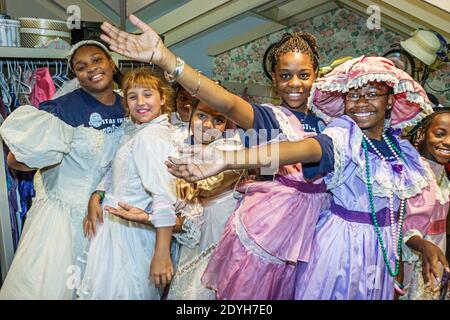 Tuscaloosa Alabama, Museo delle mani dei bambini, ragazze adolescenti nere, studenti che indossano abiti vittoriani, Foto Stock