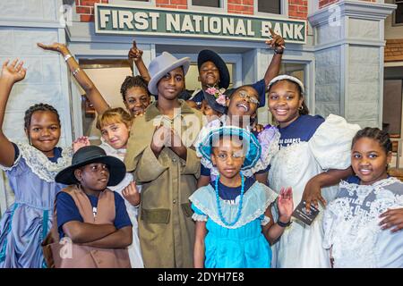 Tuscaloosa Alabama, Museo delle mani dei bambini, ragazze adolescenti nere, studenti che indossano abiti vittoriani, Foto Stock