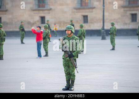 Raising Flag Guard of Honor si trova a Zocalo di fronte alla Cattedrale Metropolitana nel centro storico di Città del Messico CDMX, Messico. Foto Stock