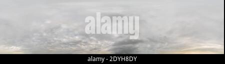 panorama cielo su giorno di pioggia con nuvole basse in formato equirettangolare sferico senza giunture. Zenith completa per l'uso in 3D grafica, gioco e per Foto Stock