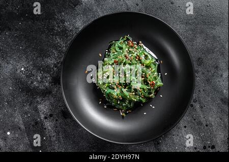 deliziosa insalata di alghe fresche. Sfondo nero. Vista dall'alto Foto Stock
