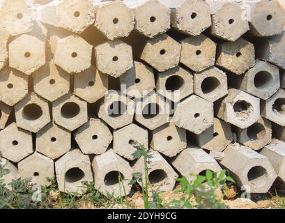 Accatastato di palo di palo di calcestruzzo, usato in costruzione Foto Stock