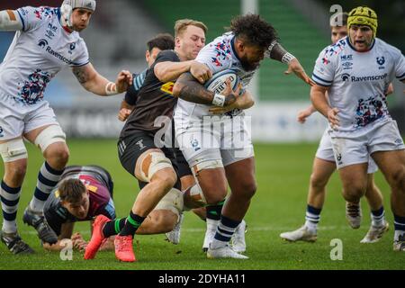 LONDRA, REGNO UNITO. 26 dicembre 2020. Nathan Hughes di Bristol Bears (centro) è affrontato durante la Gallagher Premiership Rugby Match Round 4 tra Harlequins vs Bristol Bears al Twickenham Stoop Stadium sabato 26 dicembre 2020. LONDRA, INGHILTERRA. Credit: Taka G Wu/Alamy Live News Foto Stock