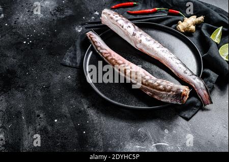 Greggi di klip di re, pesce di congrio. Sfondo nero. Vista dall'alto. Spazio di copia Foto Stock