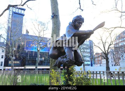 L'ultimo personaggio del film a tema statua in Leicester Square - Harry Potter, che mostra una scena della pietra filosofale, mostrando il giovane mago che suona Quidditch, a Londra, Regno Unito Foto Stock