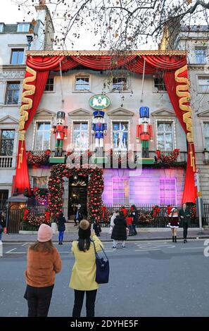 Lo splendido Nutcracker ha ispirato le decorazioni natalizie al club privato di Annabel su Berkeley Square, a Mayfair, dicembre 2020, Londra, Regno Unito Foto Stock