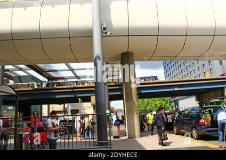 Vista della zona di rientro del Terminal Nord dell'Aeroporto di Gatwick, ON Il piazzale inferiore tra il Sofitel e il multipiano Parcheggio auto. UK, agosto 2016 Foto Stock