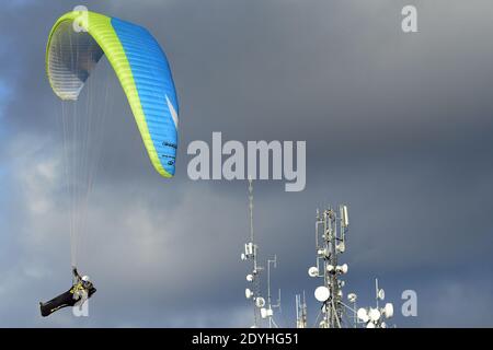 Kozakov, Repubblica Ceca. 26 Dicembre 2020. Un parapendio nel volo annuale di Natale sul Kozakov nel Paradiso Boemo. Credit: Slavek Ruta/ZUMA Wire/Alamy Live News Foto Stock