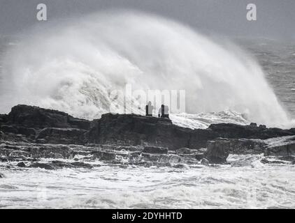 Porthcawl, Galles, 26 dicembre 2020 la gente guarda come Storm Bella colpisce Porthcawl durante l'alta marea a Porthcawl, la sera del Santo Stefano mentre pioggia e forti venti colpiscono parti del Regno Unito. Foto Stock