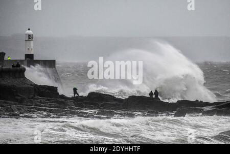 Porthcawl, Galles, 26 dicembre 2020 la gente guarda come Storm Bella colpisce Porthcawl durante l'alta marea a Porthcawl, la sera del Santo Stefano mentre pioggia e forti venti colpiscono parti del Regno Unito. Foto Stock