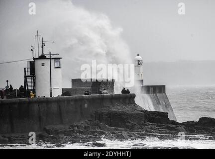 Porthcawl, Galles, 26 dicembre 2020 la gente guarda come Storm Bella colpisce Porthcawl durante l'alta marea a Porthcawl, la sera del Santo Stefano mentre pioggia e forti venti colpiscono parti del Regno Unito. Foto Stock