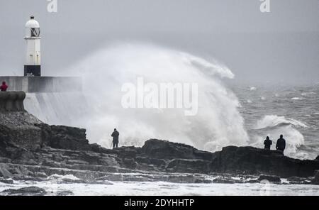 Porthcawl, Galles, 26 dicembre 2020 la gente guarda come Storm Bella colpisce Porthcawl durante l'alta marea a Porthcawl, la sera del Santo Stefano mentre pioggia e forti venti colpiscono parti del Regno Unito. Foto Stock