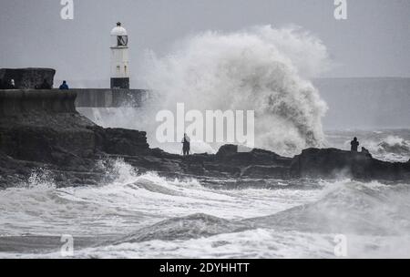 Porthcawl, Galles, 26 dicembre 2020 la gente guarda come Storm Bella colpisce Porthcawl durante l'alta marea a Porthcawl, la sera del Santo Stefano mentre pioggia e forti venti colpiscono parti del Regno Unito. Foto Stock