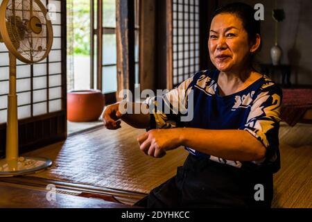 Atsuko Kato gestisce il ristorante Rakan sulla penisola di Izu (Shizuoka), rinomato per il suo concetto unico e l'atmosfera. Accoglie solo un gruppo di ospiti al giorno nella sua fattoria tradizionale, che ha più di 200 anni. Cena tipica giapponese di Atsuko Kato Foto Stock