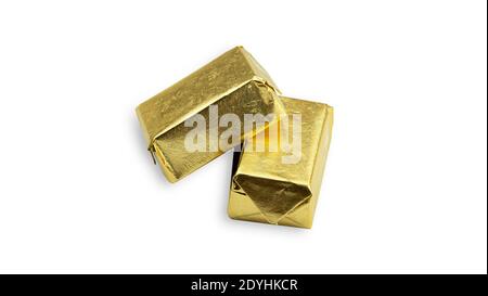 Caramelle dolci al cioccolato avvolte in paper dorato su sfondo bianco. Foto di alta qualità Foto Stock