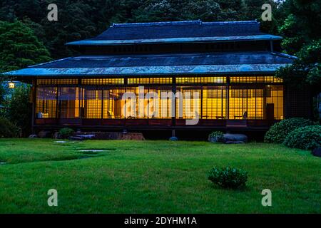 Architettura e design giapponesi a Sanyoso Ryokan, Izunokuni, Giappone Foto Stock