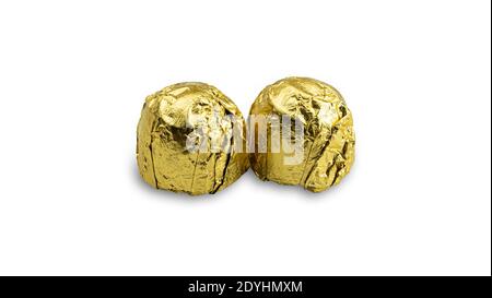 Caramelle dolci al cioccolato avvolte in paper dorato su sfondo bianco. Foto di alta qualità Foto Stock