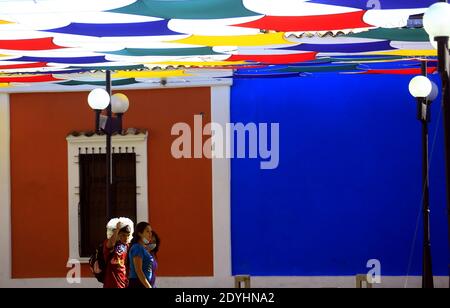 Guacara, Carabobo, Venezuela. 26 Dicembre 2020. Il 26 dicembre 2020, i cittadini camminano intorno a Piazza Bolivar, recentemente decorata dal sindaco locale per i festeggiamenti di dicembre. A Guacara, Stato di Carabobo. Foto: Juan Carlos Hernandez. Credit: Juan Carlos Hernandez/ZUMA Wire/Alamy Live News Foto Stock