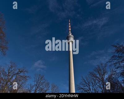 Vista ad angolo basso della famosa torre della tv Stoccarda Fernsehturm situato nel distretto di Degerloch a Stoccarda, Baden-Württemberg, Germania circondato dalla foresta. Foto Stock