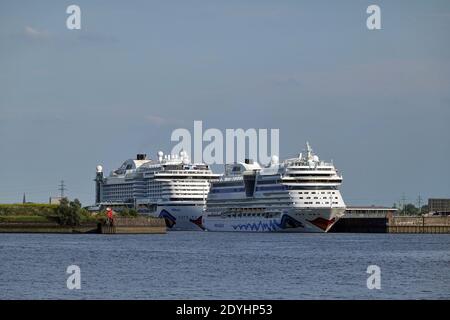 Amburgo, Germania. 16 Giugno 2020. Le navi da crociera Aida Perla (l) e Aida Blu sono ormeggiate una dietro l'altra nel porto di Amburgo. Credit: Soeren Stache/ZB/dpa/Alamy Live News Foto Stock