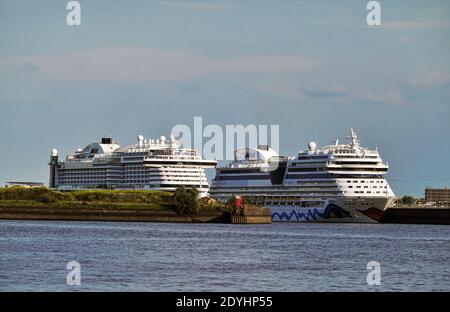 Amburgo, Germania. 16 Giugno 2020. Le navi da crociera Aida Perla (l) e Aida Blu sono ormeggiate una dietro l'altra nel porto di Amburgo. Credit: Soeren Stache/ZB/dpa/Alamy Live News Foto Stock