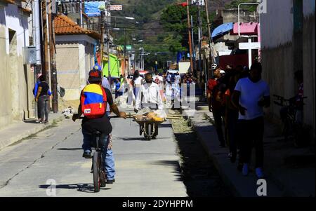 Guacara, Carabobo, Venezuela. 26 Dicembre 2020. Il 26 dicembre 2020, i cittadini camminano per le strade ricreando e facendo shopping per i festeggiamenti di dicembre, a Guacara, stato di Carabobo. Foto: Juan Carlos Hernandez. Credit: Juan Carlos Hernandez/ZUMA Wire/Alamy Live News Foto Stock