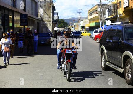 Guacara, Carabobo, Venezuela. 26 Dicembre 2020. 26 dicembre 2020, i cittadini cavalcano in moto per le strade ricreando e facendo shopping per i festeggiamenti di dicembre, a Guacara, stato di Carabobo. Foto: Juan Carlos Hernandez. Credit: Juan Carlos Hernandez/ZUMA Wire/Alamy Live News Foto Stock