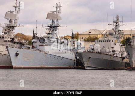 Russia. Sevastopol. Dicembre 2020. Le navi ucraine arrestate a Sevastopol. Un certo numero di vecchie navi da guerra. Navi ucraine nella baia di Streletskaya se Foto Stock