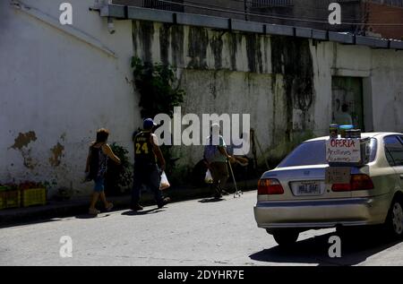 Guacara, Carabobo, Venezuela. 26 Dicembre 2020. Il 26 dicembre 2020, i cittadini camminano per le strade ricreando e facendo shopping per i festeggiamenti di dicembre, a Guacara, stato di Carabobo. Foto: Juan Carlos Hernandez. Credit: Juan Carlos Hernandez/ZUMA Wire/Alamy Live News Foto Stock