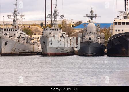 Russia. Sevastopol. Dicembre 2020. Le navi ucraine arrestate a Sevastopol. Un certo numero di vecchie navi da guerra. Navi ucraine nella baia di Streletskaya se Foto Stock