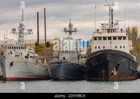 Russia. Sevastopol. Dicembre 2020. Le navi ucraine arrestate a Sevastopol. Un certo numero di vecchie navi da guerra. Navi ucraine nella baia di Streletskaya se Foto Stock