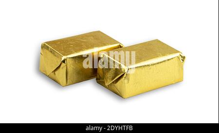 Caramelle dolci al cioccolato avvolte in paper dorato su sfondo bianco. Foto di alta qualità Foto Stock