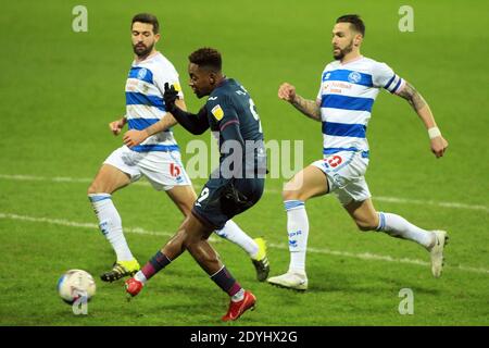 Londra, Regno Unito. 26 Dicembre 2020. Jamal Lowe di Swansea City (M) spara e segna il suo 2° goal squadre. EFL Skybet Championship, Queens Park Rangers contro Swansea City al Kiyan Prince Foundation Stadium, Loftus Road a Londra il giorno di Santo Stefano, sabato 26 dicembre 2020. Questa immagine può essere utilizzata solo per scopi editoriali. Solo per uso editoriale, è richiesta una licenza per uso commerciale. Nessun utilizzo nelle scommesse, nei giochi o nelle pubblicazioni di un singolo club/campionato/giocatore. pic by Steffan Bowen/Andrew Orchard sports photography/Alamy Live news Credit: Andrew Orchard sports photography/Alamy Live News Foto Stock