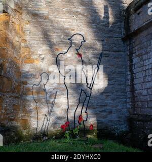 WW1 Remembrance Lest dimentichiamo Soldier alla St Luke's Church, Hickling, Nottinghamshire, Inghilterra, Regno Unito Foto Stock