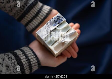 Le sbarre fresche di sapone fatto a mano giacciono sul buio panno Foto Stock