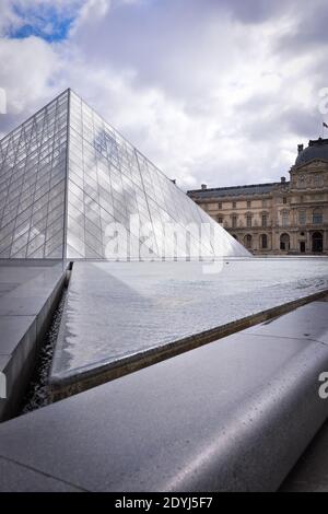 Il presidente Francois Hollande partecipa ad un ricevimento in onore della partenza di Henri Loyrette, sostituito da Jean Luc Martinez come direttore del Musee du Louvre, a Parigi, in Francia, il 9 aprile 2013. Foto Nicolas Gouhier/ABACAPRESS.COM Foto Stock