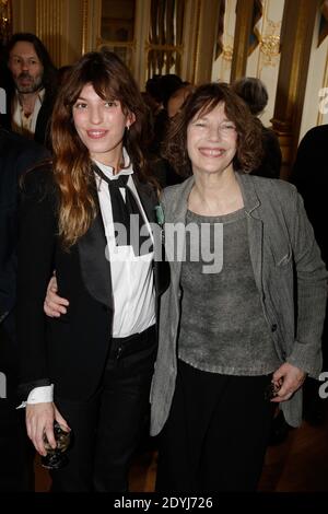 Lou Doillon con sua madre Jane Birkin viene presentato con "Chevalier De l'Ordre Des Arts et Des Lettres" dal Ministro della Cultura Aurelie Filippetti al Ministero della Cultura di Parigi, Francia, il 10 aprile 2013 a Parigi, Francia. Foto di Jerome Domine/ABACAPRESS.COM Foto Stock