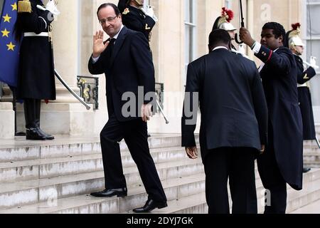 Il presidente francese Francois Hollande saluta il presidente ivoriano Alassane Ouattara dopo un incontro al palazzo presidenziale Elysee a Parigi, il 11 aprile 2013. Foto di Stephane Lemouton/ABACAPRESS.COM Foto Stock