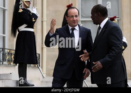 Il presidente francese Francois Hollande dà il benvenuto al presidente ivoriano Alassane Ouattara prima di un incontro al palazzo presidenziale Elysee a Parigi, il 11 aprile 2013. Foto di Stephane Lemouton/ABACAPRESS.COM Foto Stock