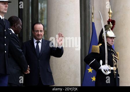 Il presidente francese Francois Hollande saluta con il presidente ivoriano Alassane Ouattara dopo un incontro al palazzo presidenziale Elysee a Parigi, il 11 aprile 2013. Foto di Stephane Lemouton/ABACAPRESS.COM Foto Stock