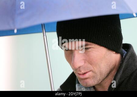 L'ex calciatore francese e il direttore sportivo del Real Madrid Zinedine Zidane al centro di addestramento Girondins de Bordeaux di Hailan, Bordeaux, Francia, il 11 aprile 2013. Zinedine prepara il suo istruttore sportivo di livello 2 (BE2) per diventare allenatore di calcio. Foto Bernard-Salinier/ABACAPRESS.COM Foto Stock