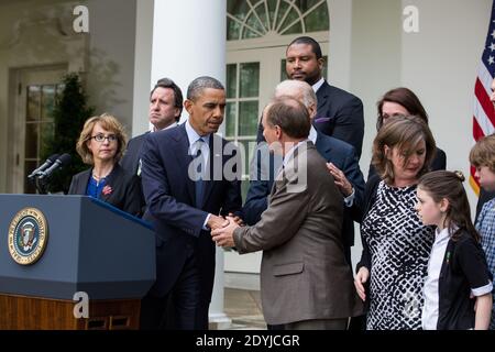 Il presidente Barack Obama stringe le mani con Mark Barden prima di esprimere il suo commento dopo che la legislazione sulle armi è fallita nel Congresso, nel Rose Garden della Casa Bianca, a Washington, DC, USA il 17 aprile 2013. Il presidente è stato accompagnato dal vice presidente Joe Biden, ex Rep. Gabby Giffords e dai familiari di Newtown. Foto di Drew Angerer/piscina/ABACAPRESS.COM Foto Stock