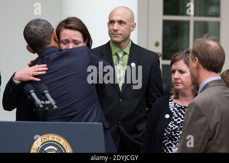 Il presidente Barack Obama abbracca Nicole Hockley dopo aver fatto una dichiarazione dopo che la legislazione sulle armi è fallita nel Congresso, nel Rose Garden della Casa Bianca, a Washington, DC, USA il 17 aprile 2013. Il presidente è stato accompagnato dal vice presidente Joe Biden, ex Rep. Gabby Giffords e dai familiari di Newtown. Foto di Drew Angerer/piscina/ABACAPRESS.COM Foto Stock