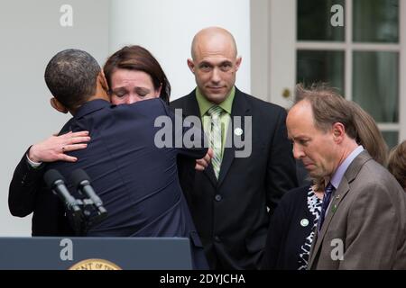 Il presidente Barack Obama abbracca Nicole Hockley dopo aver fatto una dichiarazione dopo che la legislazione sulle armi è fallita nel Congresso, nel Rose Garden della Casa Bianca, a Washington, DC, USA il 17 aprile 2013. Il presidente è stato accompagnato dal vice presidente Joe Biden, ex Rep. Gabby Giffords e dai familiari di Newtown. Foto di Drew Angerer/piscina/ABACAPRESS.COM Foto Stock