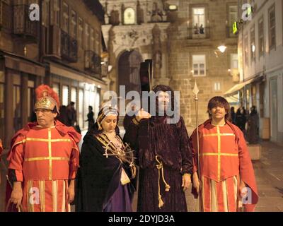 Braga, Portogallo - 1 aprile 2010: Figuranti dopo la processione cattolica di Ecce Homo durante la settimana Santa, vedendo Gesù Cristo con la croce, nostra Signora o Foto Stock