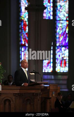 Massachusetts, Gov. Deval Patrick parla ad un servizio di preghiera interconfessionale per le vittime dell'attacco della maratona di Boston intitolato 'Healing Our City', presso la Cattedrale della Santa Croce a Boston, Massachusetts, USA il 18 aprile 2013. Le autorità che indagano sull'attacco alla Maratona di Boston hanno spostato il loro fuoco a localizzare la persona che ha messo una borsa nera giù e ha camminato via poco prima che le bombe andassero fuori. I bombardamenti gemellati durante la corsa di Boston di 116 anni, avvenuta vicino al traguardo della maratona, hanno provocato la morte di tre persone e più di 170 feriti. Foto di Spencer Plat Foto Stock