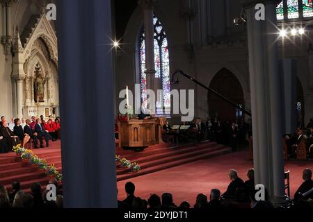 Il presidente Barack Obama parla di un servizio di preghiera interconfessionale per le vittime dell'attacco della maratona di Boston intitolato 'Healing Our City', presso la Cattedrale della Santa Croce a Boston, Massachusetts, USA il 18 aprile 2013. Le autorità che indagano sull'attacco alla Maratona di Boston hanno spostato il loro fuoco a localizzare la persona che ha messo una borsa nera giù e ha camminato via poco prima che le bombe andassero fuori. I bombardamenti gemellati durante la corsa di Boston di 116 anni, avvenuta vicino al traguardo della maratona, hanno provocato la morte di tre persone e più di 170 feriti. Foto di Spencer Platt/ABACAPRE Foto Stock