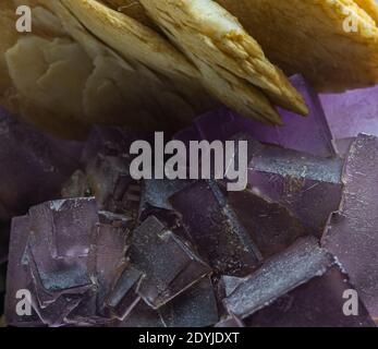 primo piano di fluorite dalla cina con cristalli cubici viola Foto Stock