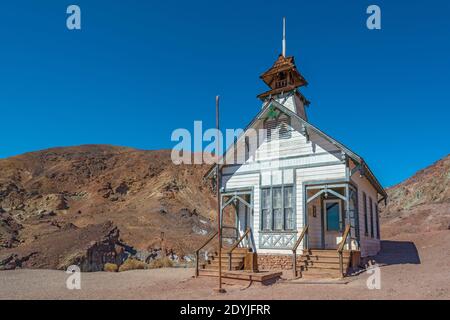 California, Contea di San Bernardino, Città fantasma di Calico, fondata nel 1881 come città mineraria d'argento, la casa scolastica del 1880 restaurata sul sito originale Foto Stock